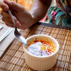 Crema de vainilla fría con azúcar caramelizado por encima.